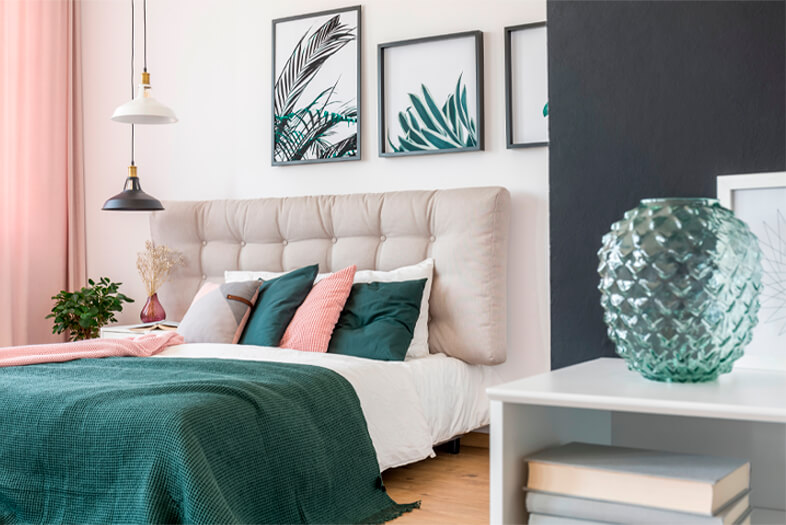 Bedroom with emerald green, white and light pink colour scheme